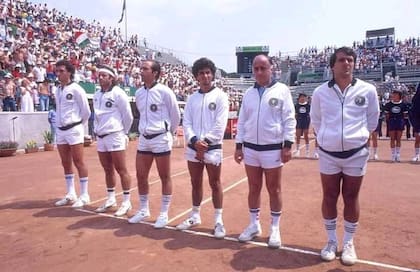 Clerc, Vilas, Alejandro Ganzábal, Argüello, el Profe Belfonte y Ricardo Cano, el equipo de la Copa Davis que venció 5-0 a Italia, en el Foro Itálico de Roma, en 1983