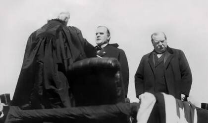 Cleveland (d), en la inauguración de la presidencia de McKinley (c). McKinley llevaría a cabo la anexión de Hawái que Cleveland había rechazado