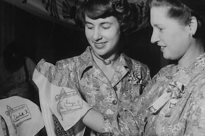 Clientas de Liberty admiran los diseños que se ofrecen en la tienda