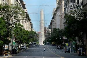 Clima de feriado en la ciudad; Diagonal Norte lució desierta
