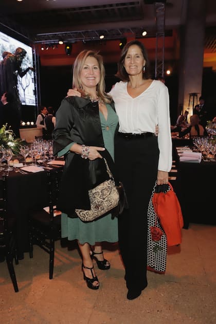 Lili Monsegou y Gabriela Flores Pirán, con outfit de Prada.