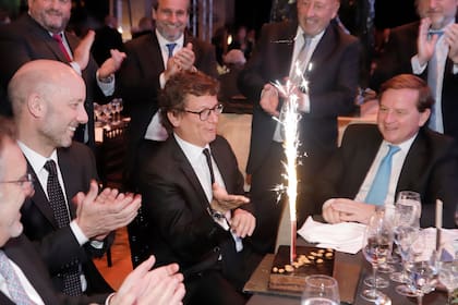 Gabriel Martino, CEO de HSBC, fue sorprendido por sus amigos con una torta por su cumpleaños.