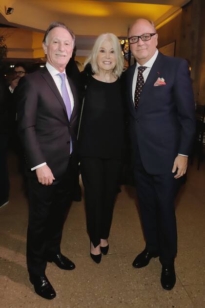 Gustavo Weiss, Pomi Awada (la madre de la primera dama eligió un conjunto total black) y Martín Cabrales.