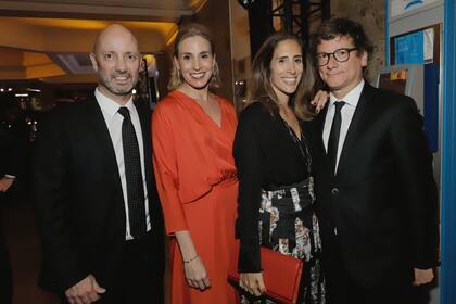 Fernando Storchi, fundador de Megatlón, y su mujer, Valeria Raggi, junto a Florencia Perotti y Gabriel Martino.