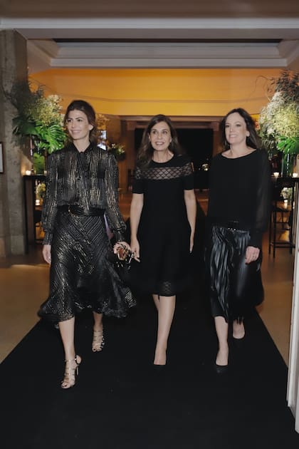 Juliana Awada (con brillos, transparencias y una cartera de Saint Laurent), su hermana Zoraida Awada (eligió un little black dress) y Carolina Stanley, con una falda plisada low-cost.