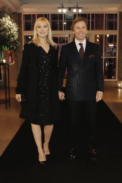 Valeria Mazza eligió un little black dress de Adrián Brown y llegó acompañada por su marido, Alejandro Gravier.