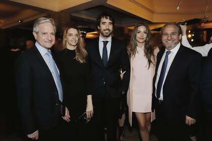 Andrés Ibarra, vicejefe de gabinete de ministros, su mujer, la diputada nacional María Carla Piccolomi, Nacho Viale, Camila Pitana y Nicolás Caputo.