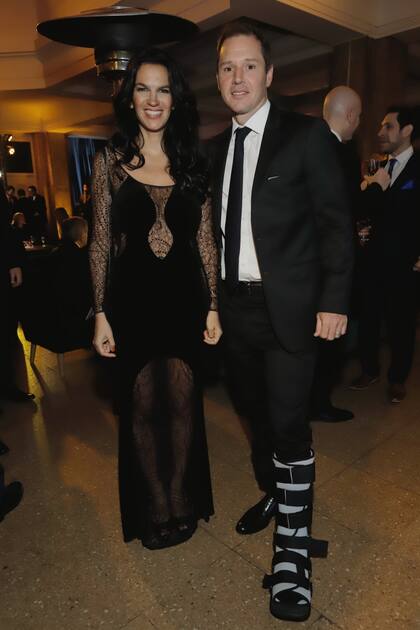 Gabriela Vaca Guzmán (con un vestido de El camarín) y su marido, Jorge Brito (h).