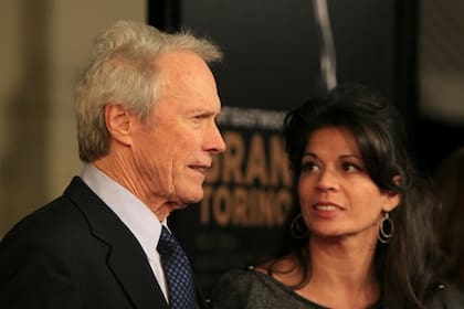 Clint Eastwood junto a Dina Ruiz, su mujer durante 17 años
