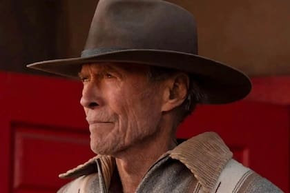 Clint Eastwood en una escena de Cry Macho, su película más reciente; ahora prepara la próxima, Juror No. 2