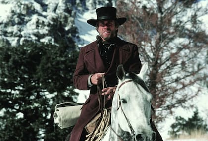 Clint Eastwood vuelve al western como director varios años después de sus dos previas incursiones: La venganza del muerto (1973) y El fugitivo Josey Wales (1976)