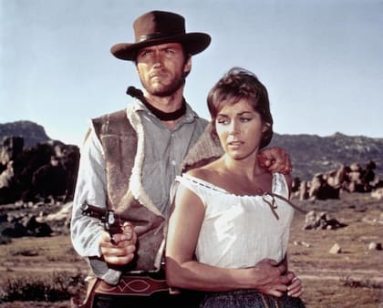 Clint Eastwood y Marianne Koch, en una escena de Por un puñado de dólares, un clásico de Sergio Leone