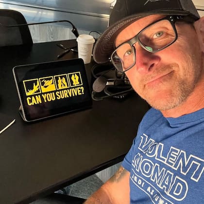 Clint Emerson enfatiza la importancia de involucrar múltiples sentidos para mejorar la retención de la memoria (Foto Instagram: @100deadlyskills)