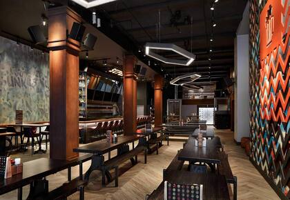 Clinton Hall, en Nueva York, busca mantener a sus clientes con un descuento para aliviar los costos de la nueva tasa vehicular