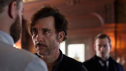 Clive Owen es el doctor John Thackery, un eminente cirujano adicto a la cocaina