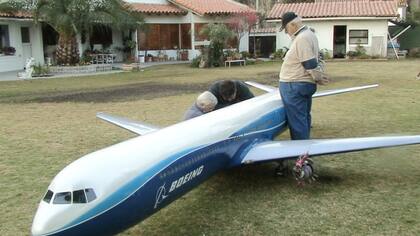 Cliver Ripani con la réplica del Boeing 767 en la que trabajó durante dos años y medio