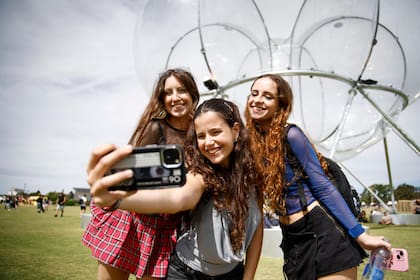 Cloé Tsiaculia, Zoé Karayannis y Julieta López, un grupo de amigas que se conocen desde chicas de la colectividad griega