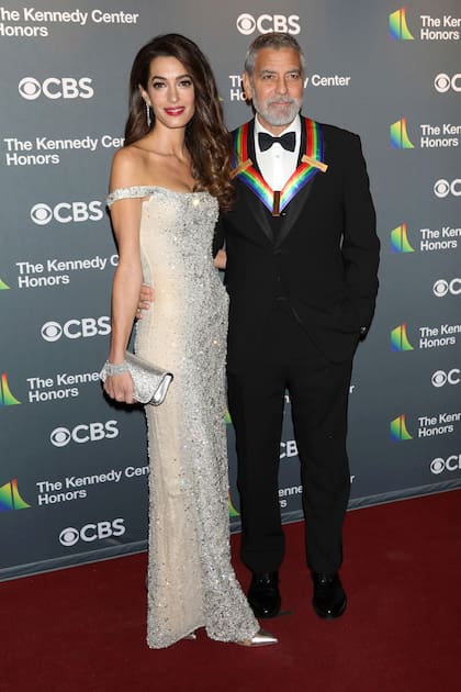 Clooney acudió a la gala en compañía de su esposa, Amal Clooney, que lució un vestido plateado repleto de cristales