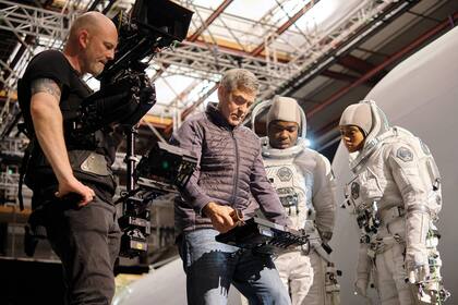Clooney les da indicaciones a David Oyelowo y Tiffany Boone, en el rodaje Cielo de medianoche, que se estrena el 23 de este mes en Netflix