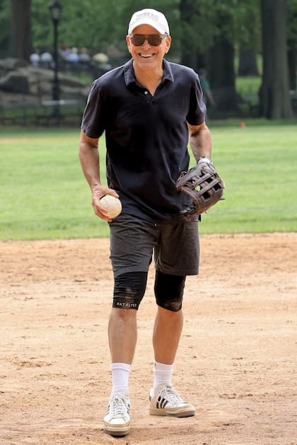 Clooney, que recibió su
primera nominación a
los premios Tony por su
trabajo en Buenas noches,
y buena suerte, dejó en
claro que a los 63 se
encuentra en perfecto
estado físico. “Todavía
puedo jugar al básquet
en toda la cancha.
Todavía puedo correr.
Todavía puedo hacer
prácticamente todo lo
que hacía a los 30”, dijo
en una entrevista al
New York Times a
principios de este año.