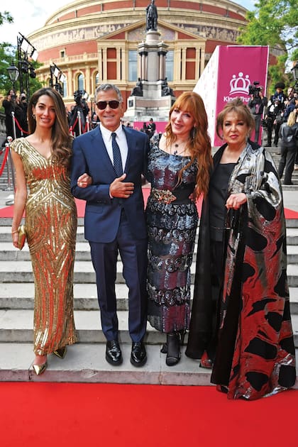 Clooney y su mujer, junto a la
maquilladora Charlotte Tilbury y su suegra,
Baria Alamuddin