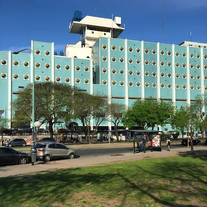 Clorindo Testa diseñó al Hospital Naval con forma de navío y ventanas similares a ojos de buey