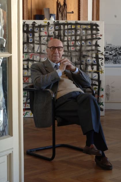 Clorindo Testa en 2010, con una de sus pinturas detrás