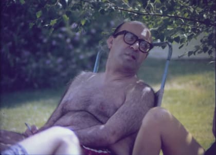 Clorindo Testa en la película Catálogo para una familia, en la pileta de la casa que diseñó para Josefina Robirosa y Jorge Michel en Lomas de San Isidro