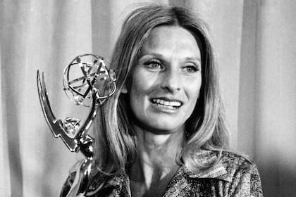 Cloris Leachman posa con su premio Emmy por A Brand New Life en Los Ángeles, el 21 de mayo de 1975