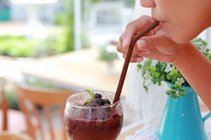 Estas personas deberían evitar o reducir el consumo de jugo de arándanos debido a los efectos contraproducente que causan en su salud