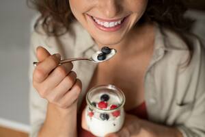Los 10 beneficios que genera tomar un yogur por día
