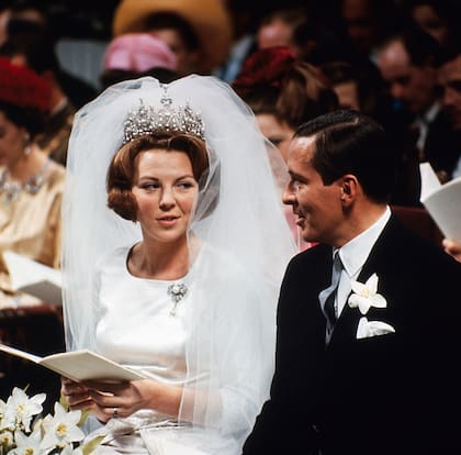 Beatriz de Holanda llegó a hacer tres días de ayuno para que el Parlamento aceptara su casamiento con Claus von Amsberg, que en su pasado había estado en las Juventudes Hitlerianas. Se casaron el 10 de marzo de 1966 y hubo algunos disturbios en un país todavía sensible a los horrores del nazismo.