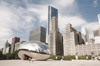 Cloud Gate (2004/06), la famosa escultura pública instalada en el Millennium Park de Chicago que refleja los rascacielos vecinos