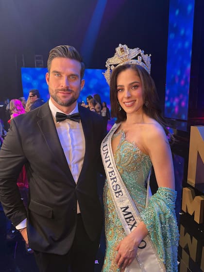 Clovis Nienow, junto a Fátima Bosch, Miss Universo México 2025 (Facebook/Clovis Nienow)