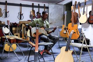 De la madera al alma: el camerunés que talló su destino como luthier