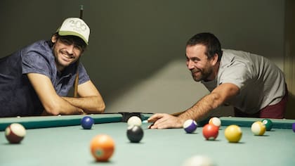 Patricio y Tomás se juntan a jugar al pool como en su infancia.