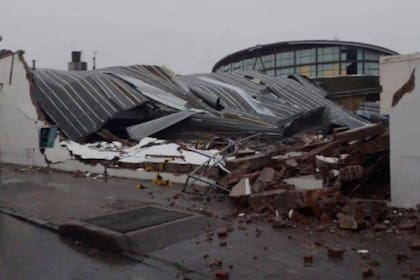 Club Bahiense del Norte: debido a las fortísimas ráfagas de viento colapsó el techo y cayó sobre los presentes