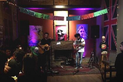 Club Bar, un espacio para fusionar buena bebida y arte