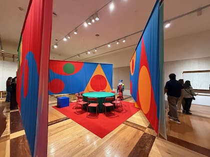 "Club de collage especulativo", de Ad Minoliti