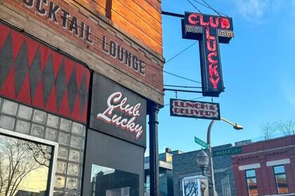 Estos clientes habituales dejaron una propina de US$3 mil luego de finalizar su cena del día de los enamorados para mantener una tradición que comenzó hace varios años (Instagram: @ClubLuckyChicago)