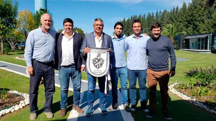 Club Mercedes ya tiene el aval para su sueño: el presidente de la AFA, Claudio "Chiqui" Tapia, muestra el escudo del afiliado flamante junto a la Comisión Directiva