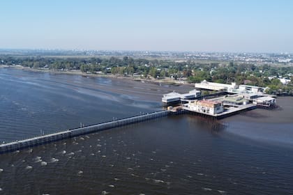 El muelle del Club Pejerrey, visto desde lejos. Decenas de pescadores asisten diariamente.