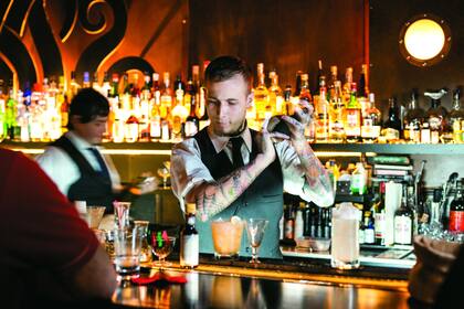 CLUB VERNE. Su trago emblema es un original Old Fashioned "en clave retro por el resurgimiento de series como Mad Men", explican