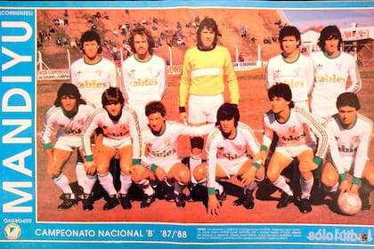 Una formación de Mandiyú en la temporada en que logró el ascenso, 1987/1988; en los noventas, el club correntino contaría con dos ex campeones y dos ex subcampeones mundiales: Julio Olarticoechea, Carlos Tapia, Sergio Goycochea y José Basualdo.