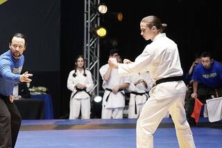 En Cobra Kai, la secuela de Karate Kid, los 80 reciben una patada en la cara