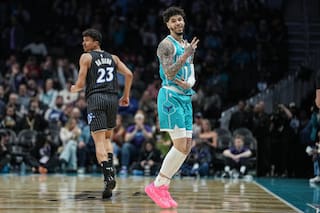 Coby White anota 27 y Hornets encestan 21 triples en triunfo 130-111 sobre Magic