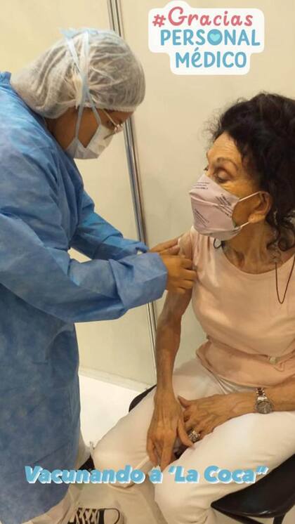 Coca Calabró, cuando se vacunó contra el Covid-19