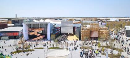 Coca-Cola presentó e instaló una máquina expendedora sin enchufe, a base de hidrógeno, en la Expo Universal de Osaka, Japón (foto: Hufton + Crow)
