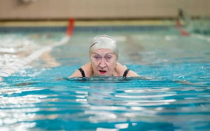 Coca Duarte en el agua, a sus 91 años