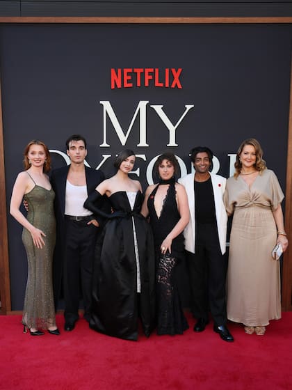 Cocca, junto al elenco de Mi año en Oxford: Poppy Gilbert, Corey Mylchreest, Sofia Carson, Esmé Kingdom y Nikhil Parmar